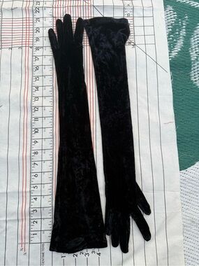 DOLCE GABBANA vintage OPERA gloves, TJ37 MALT long, velvet size 6.5